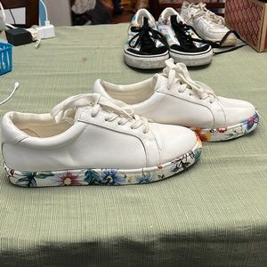 One worn once SHOE DAZZLE Bobbi (mens 7.5) white faux leather sneaker